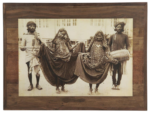 IB Laursen Foto auf Holztafel mit tanzenden indischen Tänzerinnen und Musikern UNIKA